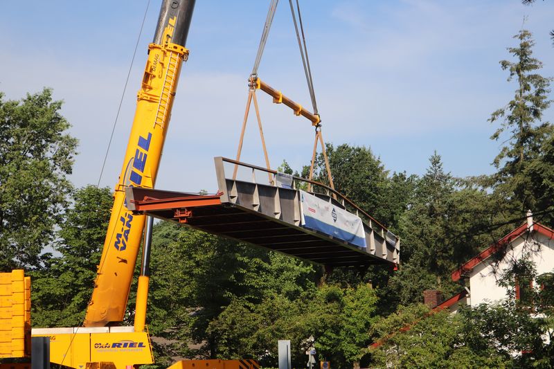 Plaatsing brug over de Maaslijn bij Molenhoek.